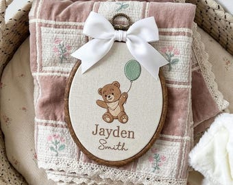 Aro de bordado de oso personalizado, letrero personalizado para la habitación del bebé con el nombre, decoración para anunciar el nacimiento.