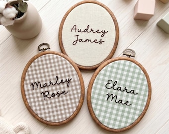 Aro de bordado personalizado con nombre en tela vichy, letrero personalizado para habitación infantil, decoración para anunciar un hito del nacimiento.