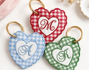Llavero con inicial en forma de corazón bordado, adorno para bolso a cuadros, accesorio personalizado para bolso con monograma.