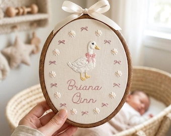Letrero bordado con el nombre del bebé y un patito, decoración floral para la habitación del bebé, regalo de recuerdo.