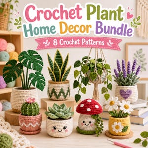 Puede incluir: Una colección de ocho patrones de ganchillo de plantas titulada Crochet Plant Home Decor Bundle. La imagen muestra varias plantas tejidas a ganchillo, incluyendo una monstera, una planta serpiente, una enredadera colgante, lavanda, un cactus, una suculenta, un hongo y margaritas en macetas.