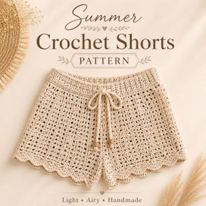 Könnte beinhalten: Beige Häkelshorts mit Muschelsaum und Kordelzug in der Taille. Das Bild zeigt den Text "Summer Crochet Shorts PATTERN" und die Worte "Light • Airy • Handmade". Die Shorts sind aus leichtem, luftigem Material gefertigt.