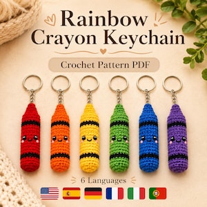 Può includere: Sei portachiavi a forma di pastello realizzati all'uncinetto in rosso, arancione, giallo, verde, blu e viola, ognuno con un viso sorridente e strisce nere. Il testo recita Rainbow Crayon Keychain Crochet Pattern PDF e 6 Languages con sei bandiere.