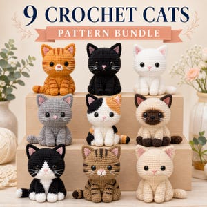 Pode incluir: São apresentados nove padrões de gatos de crochê, cada um com combinações de cores únicas. Os gatos estão dispostos numa prateleira de madeira, com o texto "9 CROCHET CATS PATTERN BUNDLE" no topo. Os gatos são de várias cores, incluindo laranja, preto, branco, cinzento e castanho.