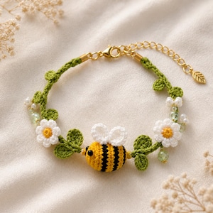 Handgjort virkat biarmband med blommor och löv | Justerbart grönt snörearmband | Söt naturinspirerad present