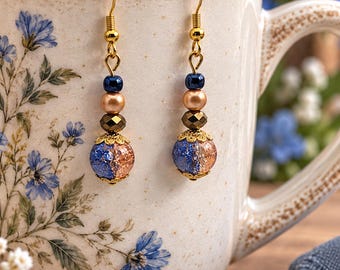Pendientes colgantes hechos a mano en azul marino y dorado, joyería con cuentas de inspiración vintage.