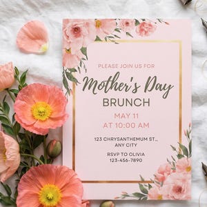 Puede incluir: Una invitación rosa para un brunch del Día de la Madre con detalles dorados e ilustraciones florales. La invitación incluye la fecha, hora y lugar, rodeada de flores melocotón y rosas y hojas verdes.