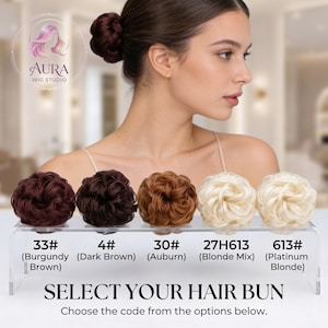Op de afbeelding: Vijf synthetische haarknot-extensions op een doorzichtige acrylstandaard. De kleuren zijn 33# Burgundy Brown, 4# Dark Brown, 30# Auburn, 27H613 Blonde Mix en 613# Platinum Blonde. Tekst: SELECT YOUR HAIR BUN. Kies de code uit de onderstaande opties.