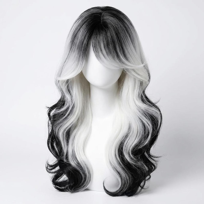 Op de afbeelding: Een lange, golvende pruik met een zwart-witte ombre-effect. De pruik heeft een gelaagde stijl met pony en volumineuze krullen. Het haar is gestyled op een witte mannequinhoofd.