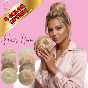 Op de afbeelding: Aura Wig Studio haar bun in verschillende blonde tinten. De afbeelding toont een vrouw die een lichtblonde haar bun vasthoudt, met verschillende andere kleuropties eronder. De tekst luidt "8 Kleuroptie" en "Hair Bun".