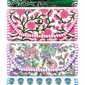 Peut inclure: Quatre portefeuilles rectangulaires matelassés avec des rabats en forme d'enveloppe et des boutons-pression dorés. Le portefeuille du haut présente des motifs cachemire verts, suivis de motifs floraux roses, violets et bleus, avec des bordures rayées.