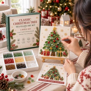 Puede incluir: Un kit de arte con vidrio marino Classic Christmas Tree que incluye una caja, una bandeja blanca con nueve compartimentos de piezas de vidrio de colores, un cuenco pequeño, una guía paso a paso y un lienzo cuadrado sobre un caballete de madera.