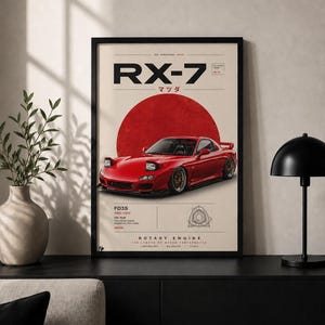 Pode incluir: Um cartaz emoldurado apresentando um carro esportivo Mazda RX-7 FD3S vermelho centralizado contra um grande círculo vermelho. O texto inclui RX-7, Mazda, FD3S e Rotary Engine. O design incorpora detalhes técnicos e caracteres japoneses em fundo creme.