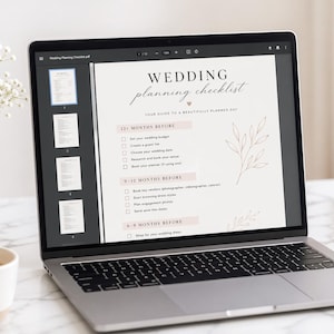 Könnte beinhalten: Ein Laptop zeigt eine Hochzeitsplanungs-Checkliste. Das Dokument enthält Abschnitte wie "12+ Monate vorher" und "9-12 Monate vorher" mit Kontrollkästchen für Aufgaben. Der Titel lautet "WEDDING planning checklist" in eleganter Schrift.