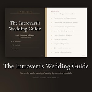 Könnte beinhalten: Ein aufgeschlagenes Buch mit dem Titel "The Introvert's Wedding Guide" mit dunkelbraunem Einband und cremefarbenen Seiten. Der Titel ist in einer großen, eleganten Schriftart gehalten. Das Buch bietet Anleitungen zur Planung einer ruhigen und sinnvollen Hochzeit.