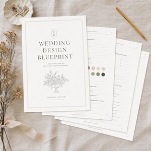 Könnte beinhalten: Ein cremefarbenes "Wedding Design Blueprint"-Fragebogen mit einer floralen Illustration und dem Text "Wedding Design Blueprint". Ein goldener Stift liegt daneben. Die Seiten haben ein minimalistisches Design, das eine elegante und organisierte Ästhetik schafft.