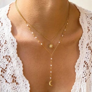 Collar Celestial de Capas – Collar en Y con forma de luna y rayos de sol chapado en oro