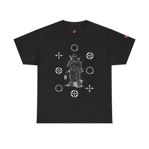 以下が含まれることがあります： 黒いTシャツ。白いイラストは、刀を持つ忍者の戦士を描いています。デザインには円形と十字形のシンボルが含まれています。Tシャツはクルーネックと半袖です。