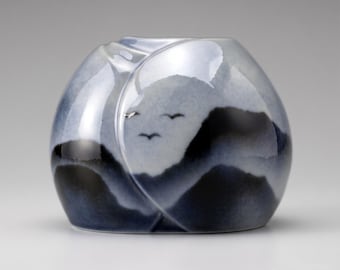 Vase Virebent en porcelaine bleu dégradé décor paysage et oiseaux