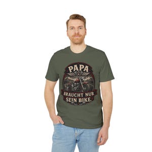 Pappa behöver bara sin motorcykeltröja, present till pappa, herrmotorcykeltröja, t-shirt för bikerpappa, fars dag-present