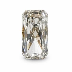 Op de afbeelding: Een rechthoekig geslepen diamant met een heldere, facetrijke uitstraling. De edelsteen heeft een lichtbruine tint en is geplaatst tegen een witte achtergrond. De slijping van de diamant laat het licht reflecteren, waardoor een sprankelend effect ontstaat.