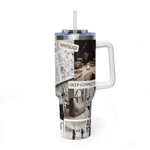 Peut inclure: Un gobelet en acier inoxydable avec une poignée blanche et une paille transparente, orné d'un collage de photos et d'illustrations en noir et blanc. Le design inclut les textes KINTSUGI, DEEP CONNECTION et PLAN, montrant un carnet de croquis, une table de salle à manger, un sac à main et une galerie d'art.