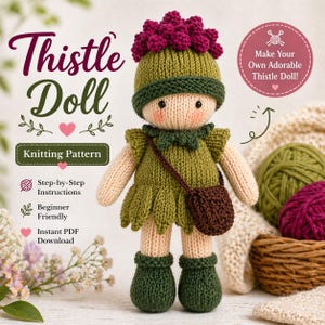 Op de afbeelding: Een gebreide Thistle Doll, met een groene jurk, hoed en laarzen, een bordeauxrode bloemenkroon en een kleine bruine tas. De afbeelding bevat de tekst "Thistle Doll" en "Knitting Pattern".