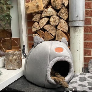 Cat Cave UK Hooded Plush Igloo Cozy Enclosed Sleeping Pod Warm Indoor Kitten House