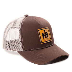 Czapka z logo IH International Harvester, emblemat ze skóry, brązowa siateczka