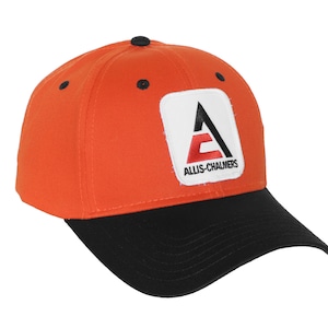 Op de afbeelding: Oranje en zwarte baseballpet met een witte patch met een zwarte driehoek met een rode letter "C" erin en de tekst "ALLIS-CHALMERS".