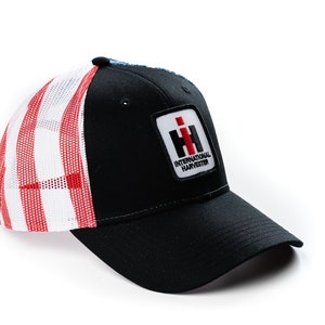 Czapka z logo International Harvester IH, czarna z siatką z flagą z tyłu