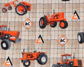 Tela Allis-Chalmers, 100 % algodón, cuadros color canela, tractores y logotipos. Se vende cortada a medida.