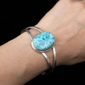 Può includere: Un set di tre tazze in ceramica con finitura opaca e macchiettata nei toni crema, marrone chiaro e marrone scuro. Ogni tazza ha un design semplice e minimalista.