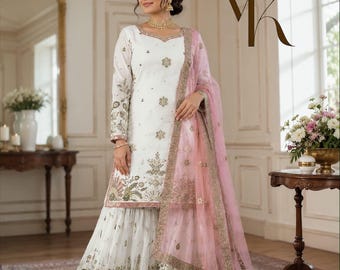 Completo Sharara in georgette bianca firmato, con dupatta in rete rosa, abito da sposa indiano ricamato, completo Salwar per ricevimento e festa da donna.