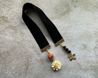 Marcador de terciopelo con dije floral