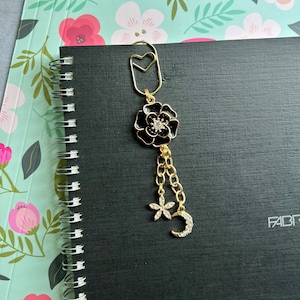 Gouden paperclip met bloemversiering