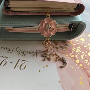 Gouden paperclip met bloemversiering