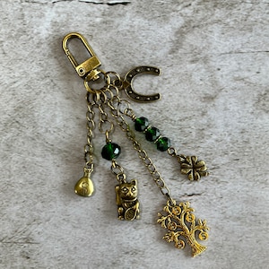 Koralikowy amulet przynoszący szczęście w kształcie podkowy i drzewka pieniędzy