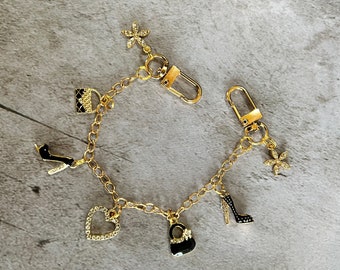 Charm para bolso con accesorios negros