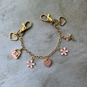 Taschenanhänger mit rosa Accessoires