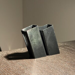 Peut inclure: Ensemble de trois mugs en céramique avec une finition mate et mouchetée. Les tasses sont dans des tons crème, marron clair et marron foncé. Chaque mug a un design simple et minimaliste, parfait pour le café ou le thé.