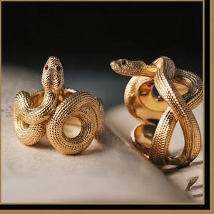 Matgouden slangenring, victoriaanse gotische cobrawrap, robijnrode zirkoonogen