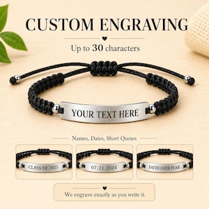 Puede incluir: Una pulsera trenzada negra con una placa plateada para grabado personalizado. El texto "YOUR TEXT HERE" se muestra en la placa. La imagen también muestra ejemplos con los textos "CLASS OF 2025", "07.21.2024" y "FAITH OVER FEAR".