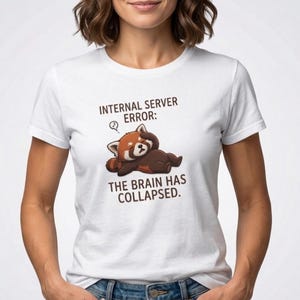 Camiseta divertida con estampado de error interno del servidor de un panda rojo, camiseta gráfica con el mensaje "El cerebro se ha colapsado", regalo de humor para programadores, camiseta adorable para programadores.