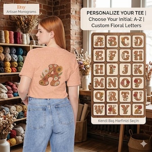 Peut inclure: Un crop top pêche avec une lettre "A" fleurie. Il est porté avec un jean bleu clair. Un présentoir en bois présente des options de lettres florales personnalisées. Le texte indique "PERSONNALISEZ VOTRE TEE | Choisissez votre initiale : A-Z | Lettres florales personnalisées."