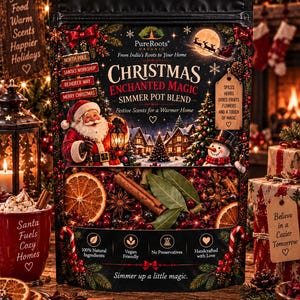 Op de afbeelding: Een zwarte zak met PureRoots Organic Christmas Enchanted Magic sudderpotmix. De verpakking toont een kerstman, een sneeuwpop en een winterdorp. Een doorzichtig venster toont gedroogde sinaasappelschijfjes, kaneelstokjes en laurierblaadjes.