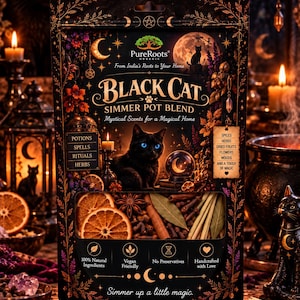 以下が含まれることがあります： 黒い猫のイラスト、月の満ち欠け、Potions、Spells、Rituals、Herbs、Spices、Dried Fruits、Flowers、Woodsなどの文字が印刷されたBlack Cat Simmer Pot Blendの黒いパッケージ。透明な窓から中の乾燥した材料が見える。