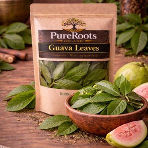 Puede incluir: Se muestra un paquete de PureRoots Organic Guava Leaves, junto con un cuenco de madera lleno de hojas frescas de guayaba. La guayaba cortada revela una pulpa rosada. La imagen está sobre una superficie de madera, con hojas adicionales.