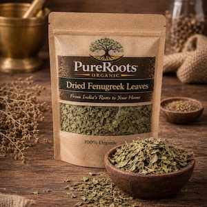 Pode incluir: Um pacote de folhas de feno-grego secas da PureRoots, com o texto "Dried Fenugreek Leaves" e "From India's Roots to Your Home". O pacote está sobre uma superfície de madeira, com uma pequena tigela de madeira com folhas e outros itens.