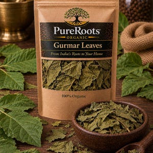 Könnte beinhalten: Eine braune Papiertüte mit PureRoots Bio-Gurmarblättern, zusammen mit einer Holzschale und einem Löffel, die mit getrockneten Blättern gefüllt sind. Auf der Tüte steht der Text "Gurmar Leaves" und "100% Organic". Frische grüne Blätter und ein Mörser und Stößel sind im Hintergrund.
